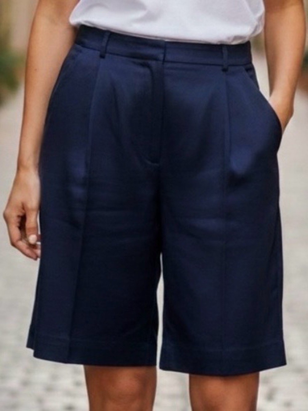 NWT Ralph Lauren Petite Navy Blue Bermuda Shorts, size 2P body 100% Silk